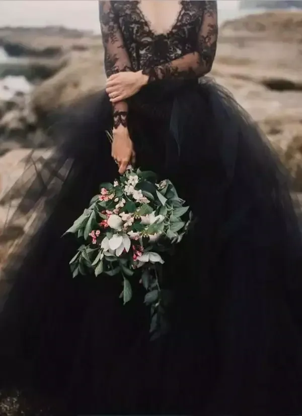 Anneprom Chic V neck Black Wedding Dress Lace Open Back Long Sleeve Wedding Dresses Bridal Gowns APW0383