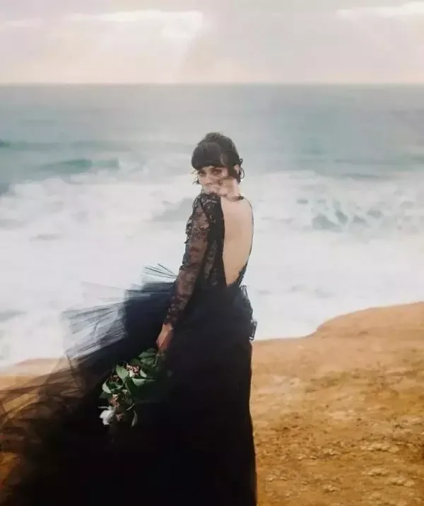 Anneprom Chic V neck Black Wedding Dress Lace Open Back Long Sleeve Wedding Dresses Bridal Gowns APW0383