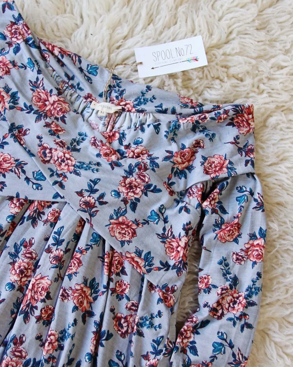 Crescent Flower Top in Gray
