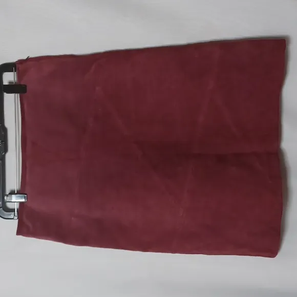 CUERO Women's Genuine Burgundy Suede Leather Skirt. Size 6