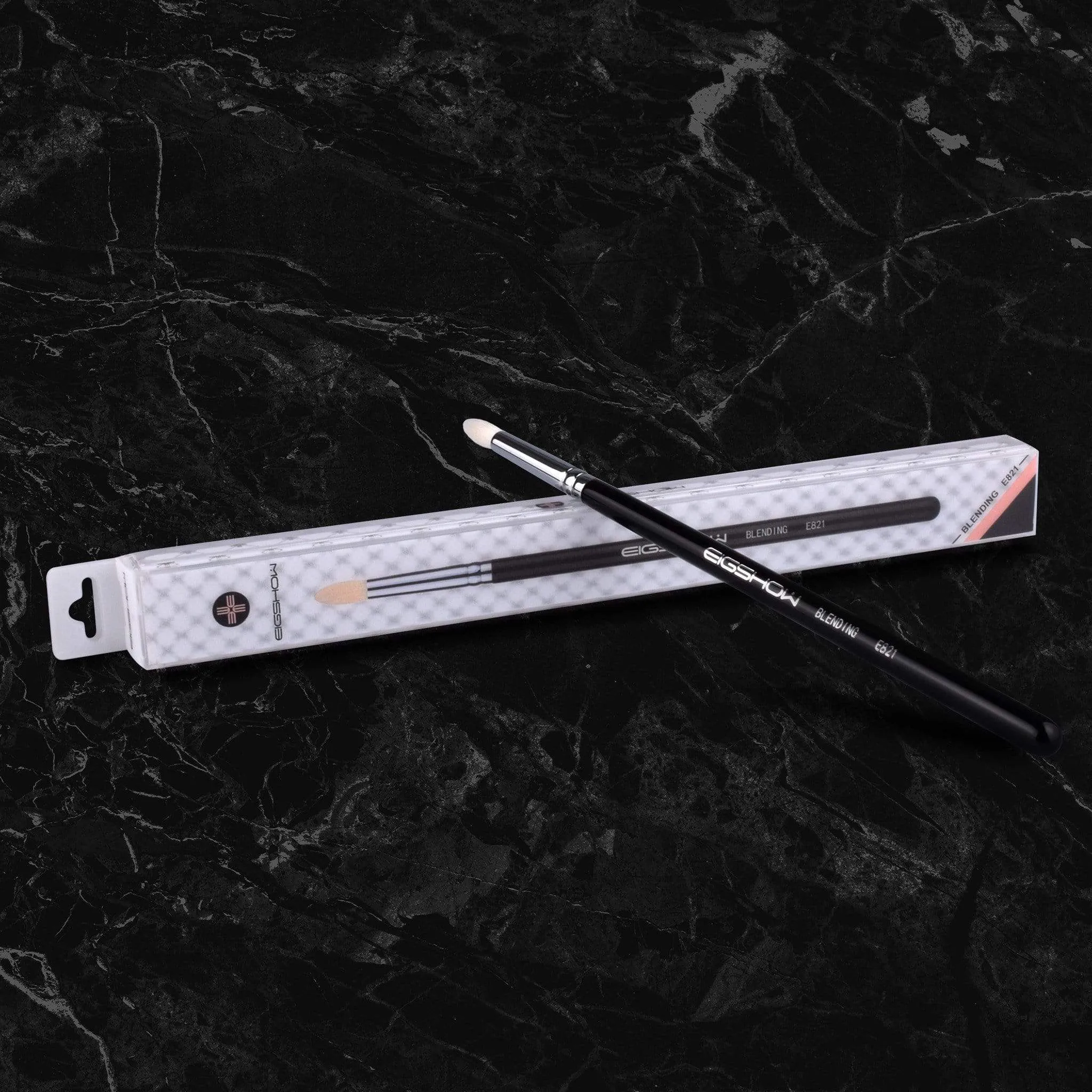 E821 - SMOKE EYE BLENDING BRUSH
