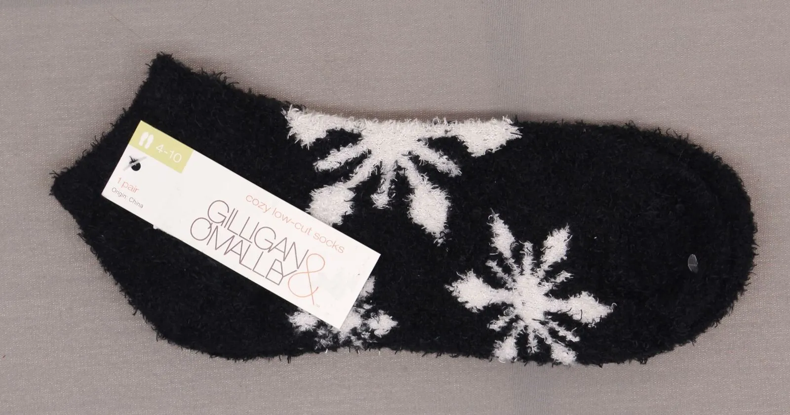 Gilligan & O'Malley Women's Fuzzy Snowflake Cozy Low Cut Socks