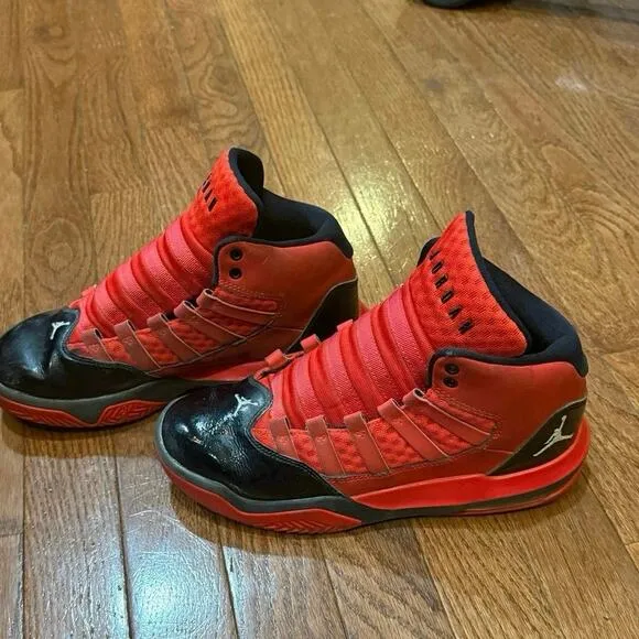 Jordan Max Aura GS  University Red &amp; Black SZ 5Y Preloved Basketball Streetwear
