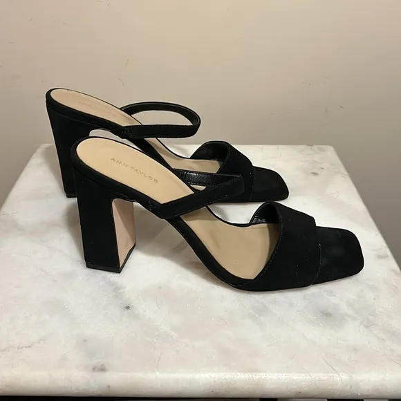 NIB Ann Taylor Two Strap Block Heel Sandal, Size 8 1/2