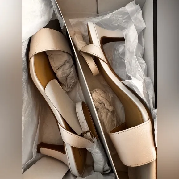 NIB! Naturalizer Hattie sandals in Alabaster size 9.  Brand new!