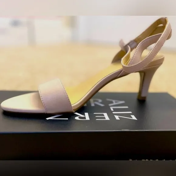 NIB! Naturalizer Hattie sandals in Alabaster size 9.  Brand new!