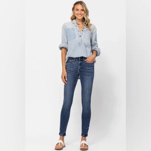 NWT Judy Blue Mid Rise Handsand Skinny Jeans